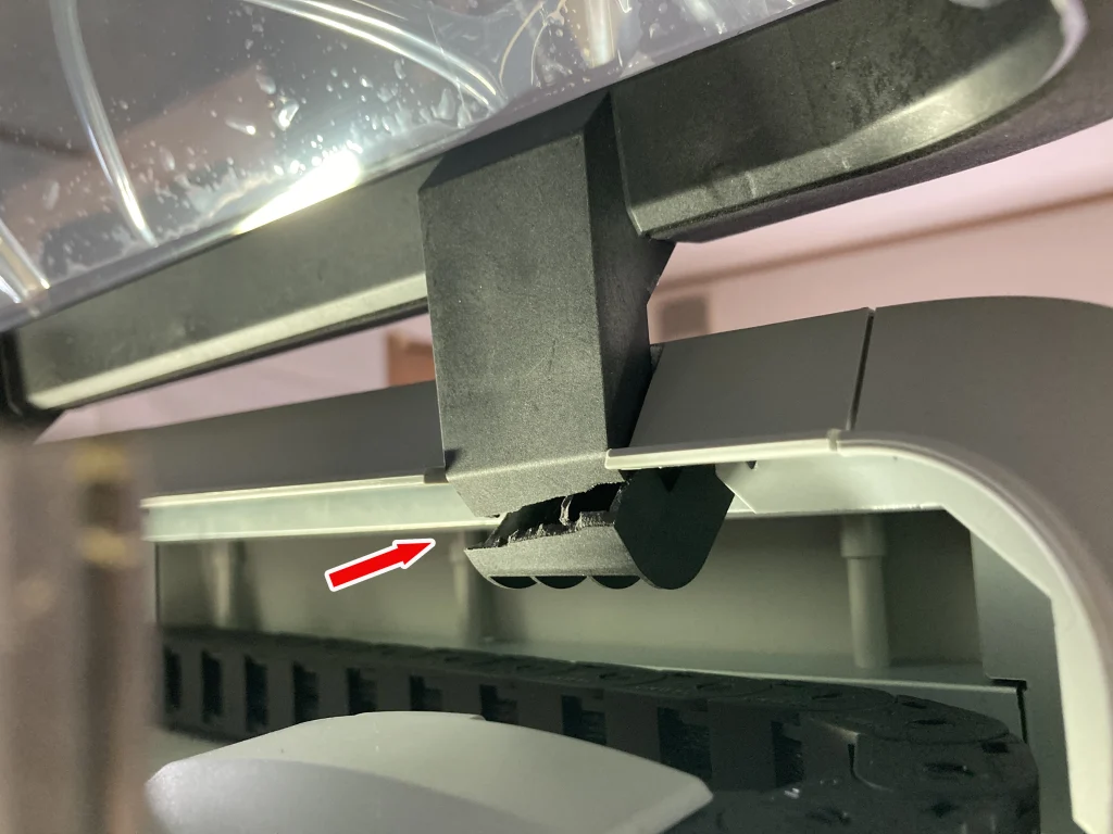 折れたMakera Z1 Proの前面ドアのアーム